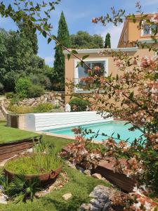 Saint-Christol-lès-AlèsMontèze Paradis的庭院中带游泳池的房子