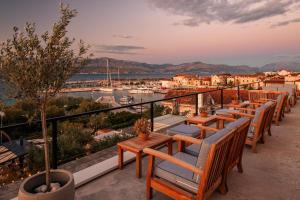 苏佩塔尔欧萨姆酒店 - 仅限成年人的阳台上一排桌子和椅子,阳台上设有海港