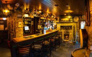 TeelinThe Rusty Mackerel的酒吧内带壁炉和凳子的酒吧