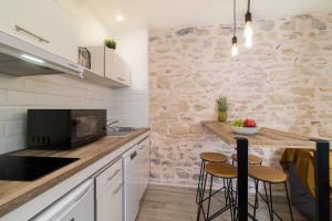 Appartement Cosy Nîmes-Centre的厨房或小厨房