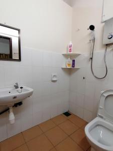 大港YITOM Homestay易通民宿的一间带水槽和卫生间的浴室