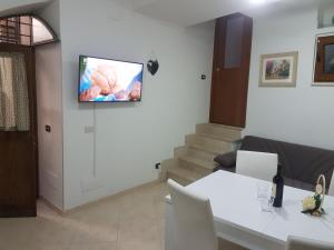 蒂沃利Casetta di Diego的客厅的墙上配有电视