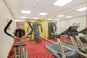路易斯威尔路易斯维尔机场SW戴斯酒店的健身房设有数台跑步机和有氧运动器材