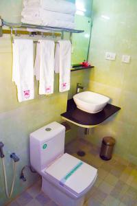 Thiviyam Airport Hotel的一间浴室
