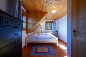 LučatínLubka Lodge的一间卧室设有一张床和木制天花板