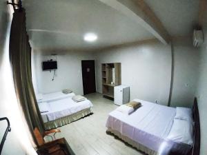 伊瓜苏帕拉迪佐酒店的带两张床和镜子的客房