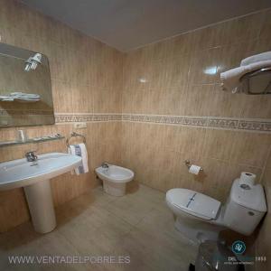 尼哈尔文塔德尔博布里酒店的浴室配有白色卫生间和盥洗盆。