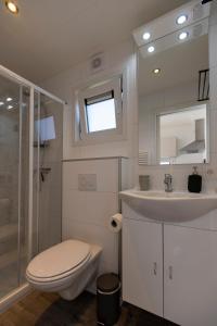 佐特兰德At Sea Zoutelande - Nieuwstraat 15a的白色的浴室设有卫生间和水槽。