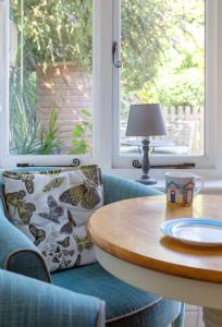 布里德波特Bridport Garden Suite的客房设有桌子、椅子和窗户。
