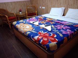 科代卡纳尔RPM Residency的一张床上的房间,上面有五颜六色的毯子