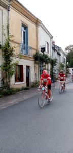 丰特夫罗拉拜L'arbrissel的两个人骑着自行车沿着街道走