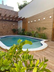塞古罗港Hotel Portal do Descobrimento的后院的游泳池,设有木甲板