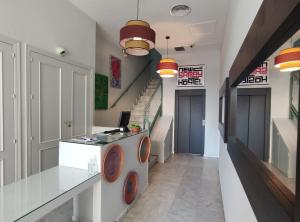 塞维利亚New Samay Hostel的大楼内带两台洗衣机的走廊