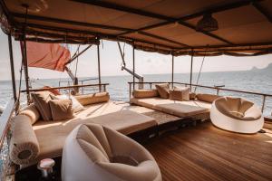 巴勒莫Sicily Sea Charter HANDE CAPO GALERA的船上的长沙发和椅子