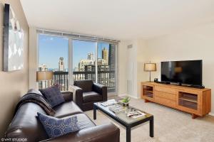 芝加哥格兰德帕拉扎顶层公寓的带沙发和平面电视的客厅