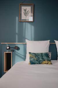 莱塞比耶Hôtel-Restaurant Villa Métis的一间卧室配有一张蓝色墙壁的床