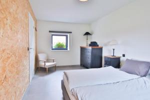 让布卢La Cense de Baudecet - La Fabrique的卧室配有床、椅子和窗户。