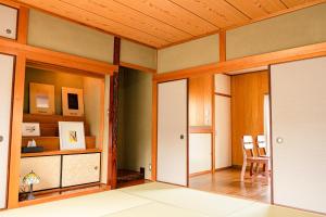 Sanukiとまばりゲストハウス的客房设有推拉门和桌椅。
