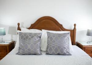 科英布拉Gouveia Residence的一间卧室配有一张带枕头的床和两盏灯。