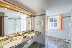 施内沃丁根兰德哈昊鹏酒店的一间带两个盥洗盆和大镜子的浴室