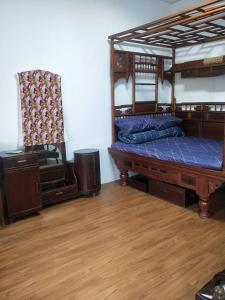 Beidou北斗合法古厝民宿的一间卧室设有两张双层床,铺有木地板。