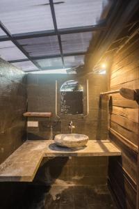Tropical Canggu Hostel的一间浴室