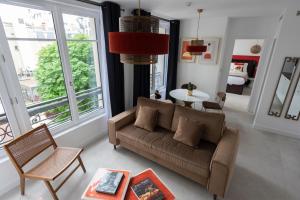 巴黎O'Lord, 4 Etoiles, Residence de Luxe Champs-Elysees的客厅配有沙发和桌子