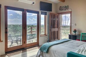 Dreamy Santa Fe Hideaway with Mountain Views!客房内的一张或多张床位