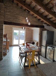 代尔特布雷Casa Rural Maño的厨房以及带桌子和冰箱的用餐室。