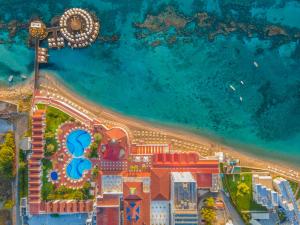 法马古斯塔Salamis Bay Conti Hotel Resort & SPA & Casino的海滩上度假村的顶部景色
