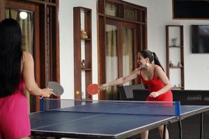伊基托斯KILLA Casa Hospedaje的两个女人打乒乓球