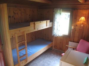 奥普达尔斯米戈登露营地的配有窗户的小屋内的双层床