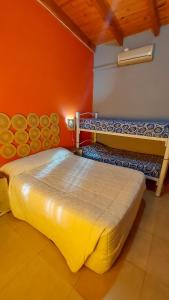 卡法亚特Casa en Cafayate的一间卧室配有两张双层床。