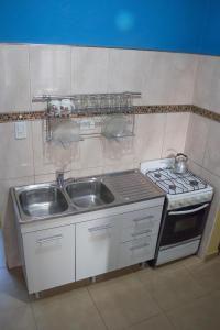 卡法亚特Casa en Cafayate的一间带水槽和炉灶的小厨房