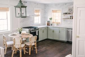 查尔斯顿Guesthouse Charleston EAST 42 D的厨房配有桌椅和炉灶。