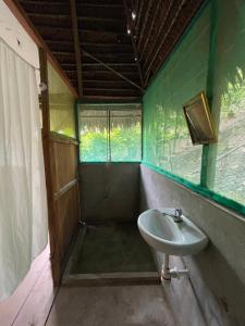 塔拉波托Katari Center的一间带水槽和淋浴的浴室