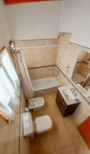 卡法亚特Casa en Cafayate的一间带卫生间和水槽的小浴室