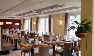 施库尔Typically Swiss Hotel Altana的用餐室配有木桌和椅子