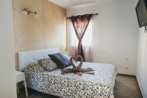 Los QuemadosMirador del Atlántico的一间卧室配有一张带豹纹床单和窗户的床。