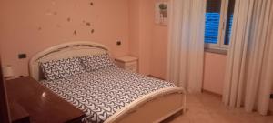 BrembillaCasa "La Forcella"的卧室配有白色的床