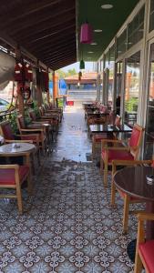伊兹密尔OFURO WORLD HOTEL SPA的配有桌椅的餐厅