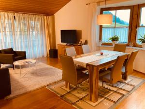 萨尔茨堡附近霍夫Haus Helga的客厅配有木桌和椅子