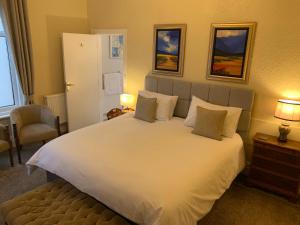 莱瑟姆-圣安妮The Gaydon的卧室配有一张带两个枕头的大白色床