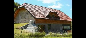 罗加斯卡斯拉提纳Ranč Stojnšek的一座大型木房子,设有红色屋顶