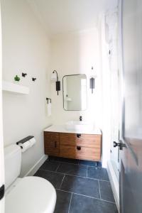 查尔斯顿Guesthouse Charleston EAST 46 G and H的一间带水槽、卫生间和镜子的浴室
