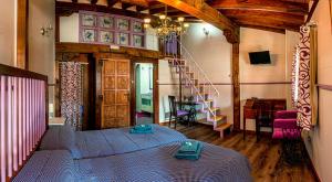 拉阿贝尔卡La Casa del Burro的一间带床和螺旋楼梯的房间