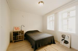 卑尔根Bergen Beds - Serviced apartments in the city center的白色的卧室设有床和窗户