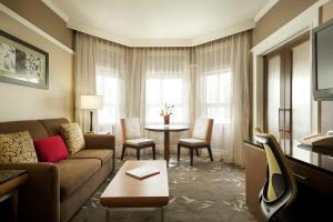 旧金山阿卜联合广场酒店的客厅配有沙发和桌子