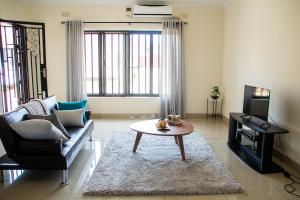 利隆圭Modern & secure apartment in Area 43 Lilongwe - self catering的带沙发和咖啡桌的客厅