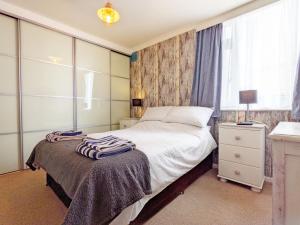博格诺里吉斯Stonesthrow - Bognor Regis的一间小卧室,配有床和窗户